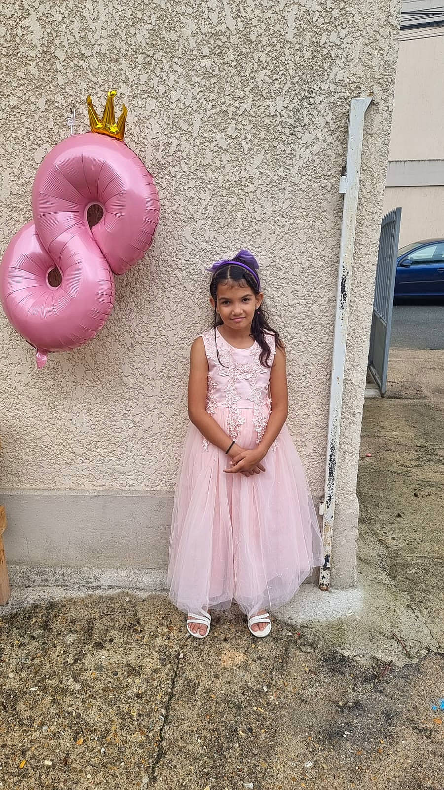 Lola participe au concours pour gagner de l'argent avec cette photo : child, day_dress, dress, fashion_accessory, fashion_design, flash_photography, fun, grass, happy, headwear, joy, magenta, person, pink, portrait_photography, purple, sandal, soil, toddler, toy