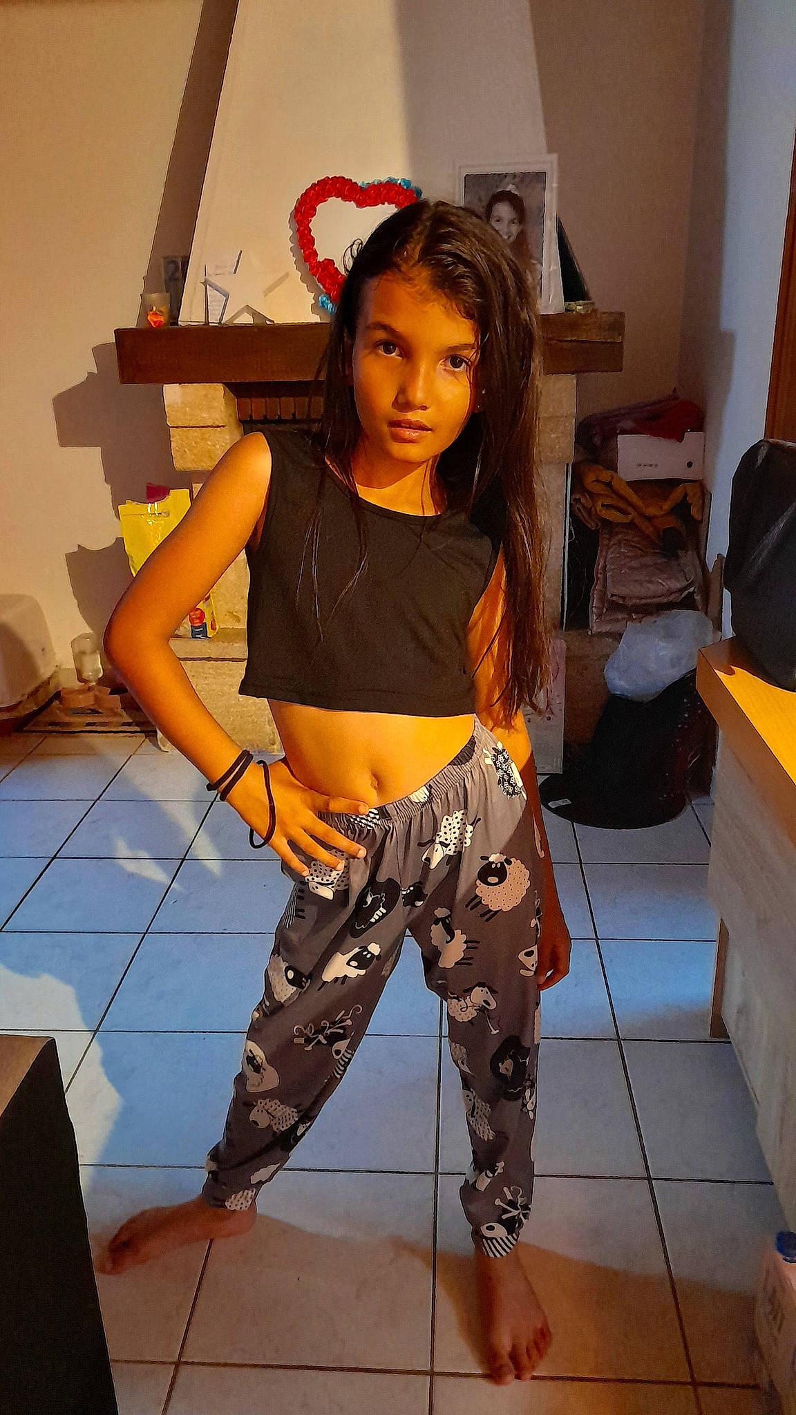 Lola participe au concours pour gagner de l'argent avec cette photo : abdomen, belt, black_hair, cool, denim, eyewear, fashion_design, human_leg, joint, knee, long_hair, person, shoulder, sleeve, sportswear, standing, t_shirt, textile, thigh, trunk