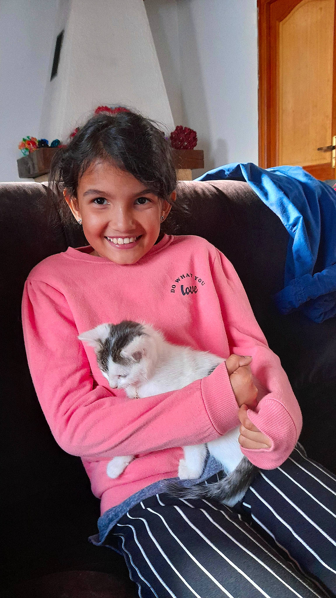 Lola participe au concours pour gagner de l'argent avec cette photo : baby, canidae, carnivore, cat, child, comfort, companion_dog, curtain, dog_breed, fawn, felidae, fur, happy, joy, lap, person, sitting, small_to_medium_sized_cats, smile, sporting_group