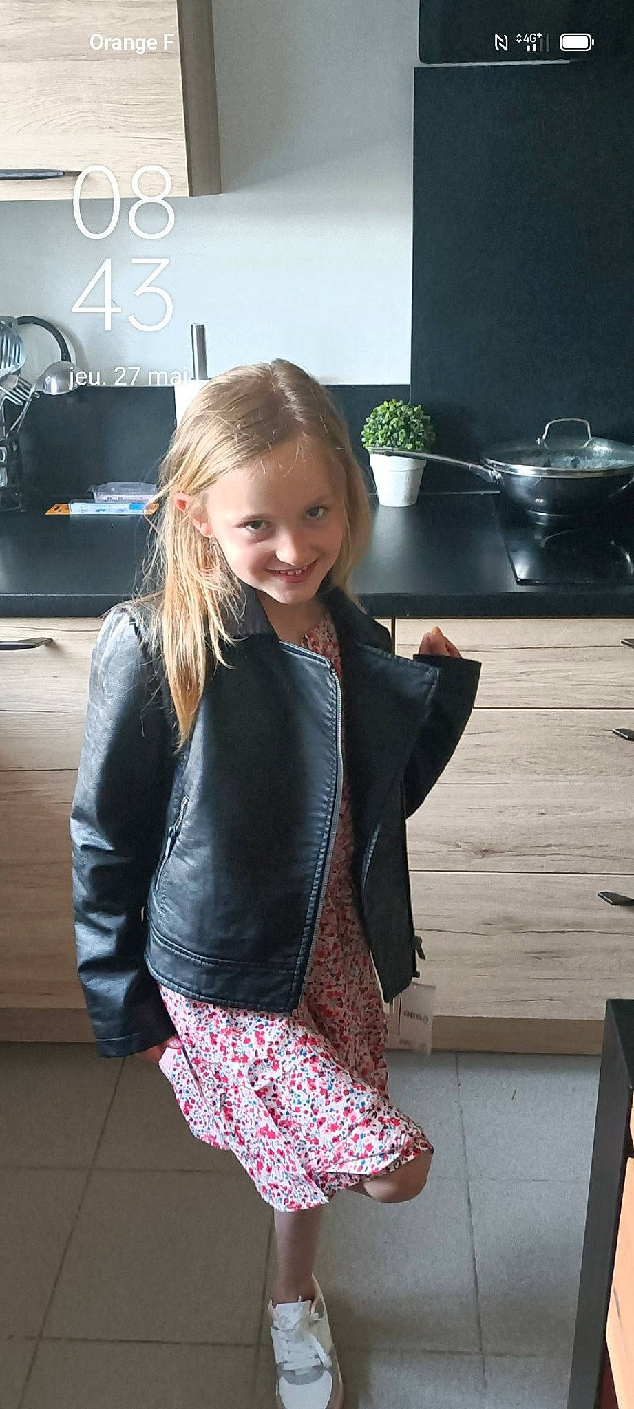 Enorah participe au concours pour gagner de l'argent avec cette photo : automotive_design, black, blond, child, face, fashion_design, flash_photography, flooring, formal_wear, hairstyle, happy, joint, joy, pattern, person, room, skin, sleeve, smile, standing