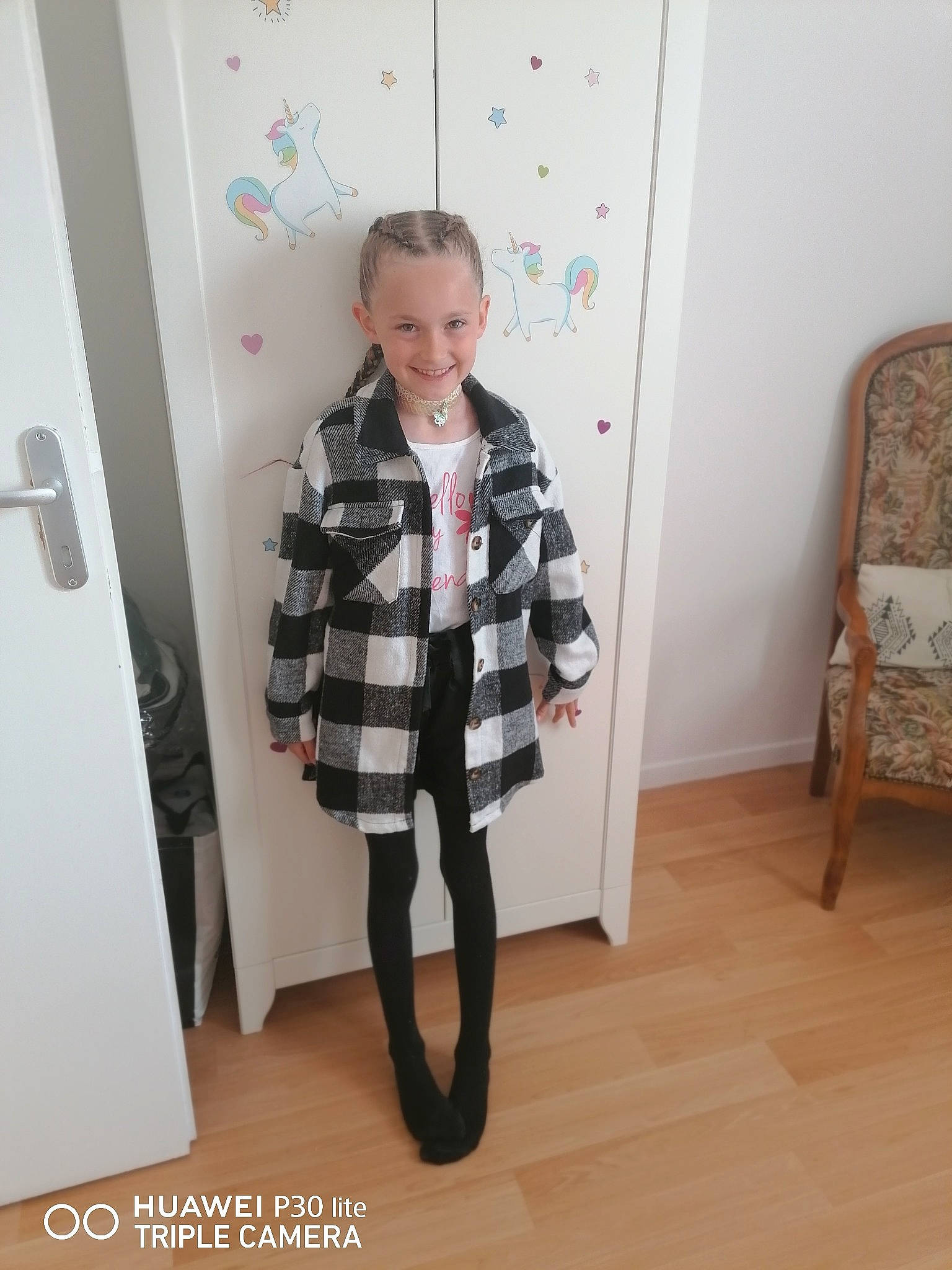 Enorah participe au concours pour gagner de l'argent avec cette photo : baby_toddler_clothing, child, collar, comfort, door, flooring, formal_wear, hardwood, home_door, joy, knee, laminate_flooring, pattern, person, room, sleeve, smile, suit, toddler, varnish