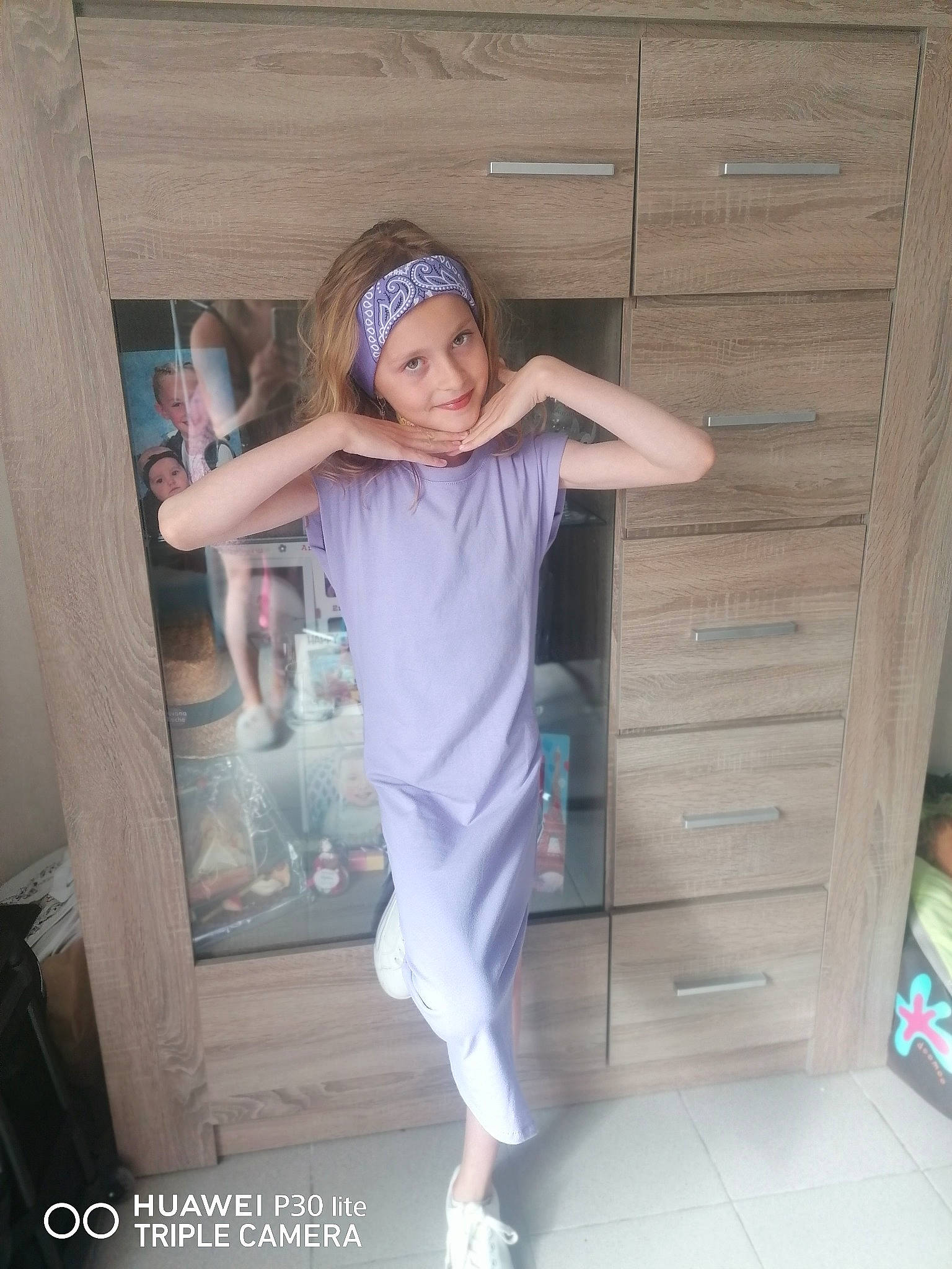 Enorah a rejoint le concours — aidez-le/la à gagner de superbes lots ! baseball_cap, cap, electric_blue, fashion_design, flash_photography, happy, hat, headwear, human_leg, joy, knee, leg, person, purple, sleeve, smile, sportswear, sweatpant, t_shirt, thigh