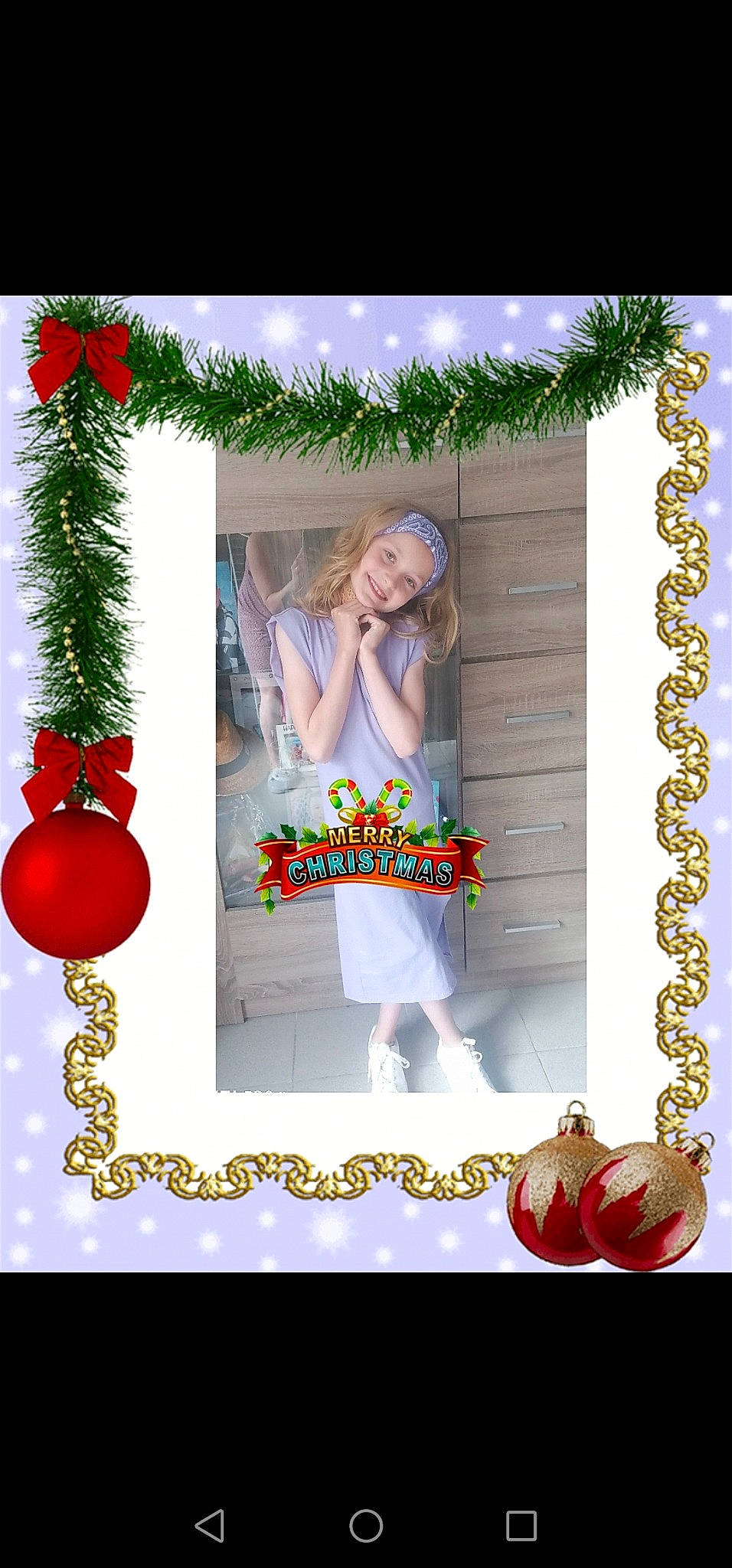 Enorah a rejoint le concours — aidez-le/la à gagner de superbes lots ! advertising, christmas_decoration, christmas_eve, christmas_ornament, conifer, event, evergreen, fashion_accessory, font, greeting_card, happy, headwear, holiday, holiday_ornament, interior_design, joy, ornament, pattern, peach, person