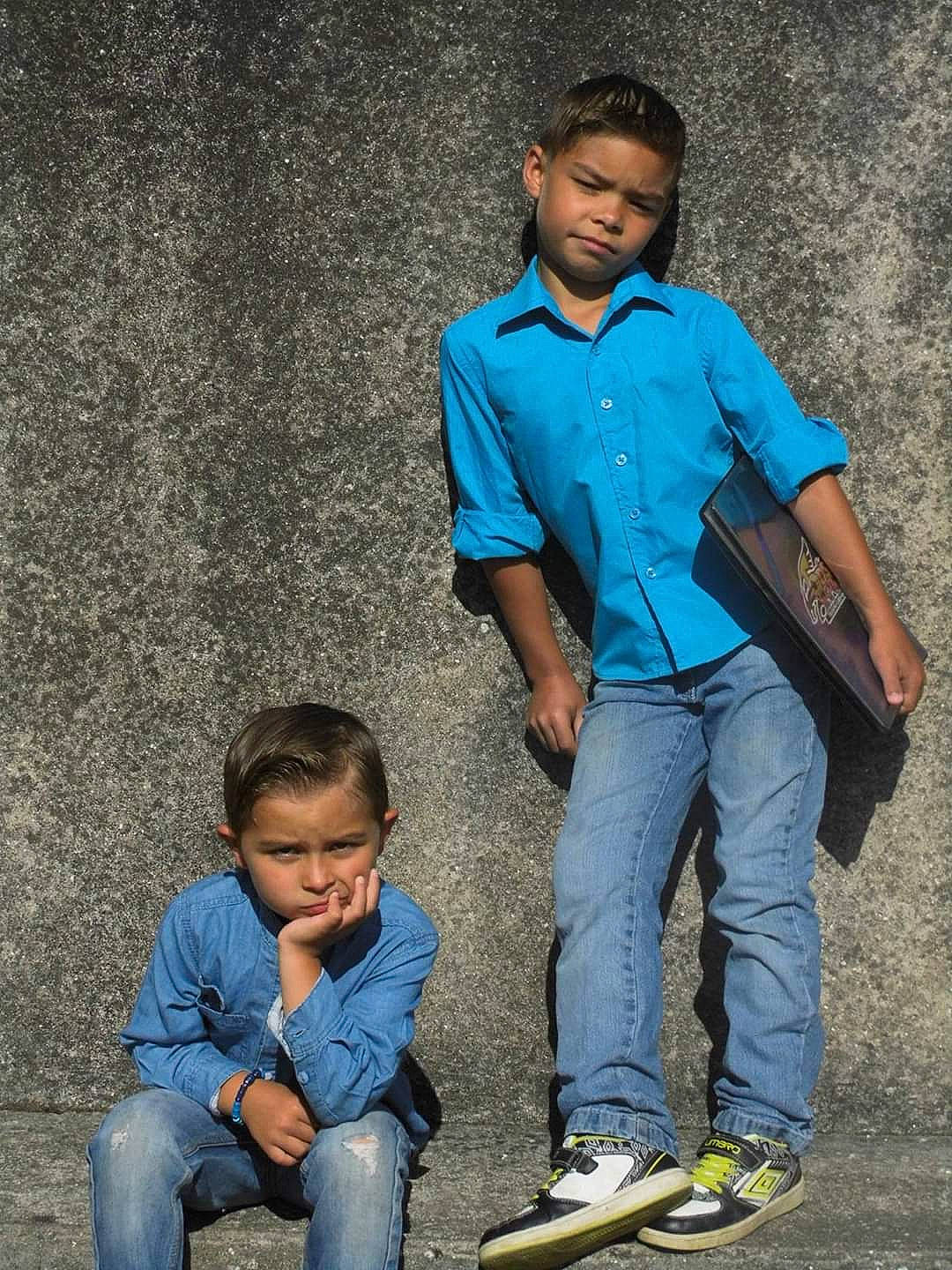 Siam participe au concours pour gagner de l'argent avec cette photo : blue, child, child_model, cool, denim, footwear, fun, happy, human, jeans, people, person, photography, shoe, sitting, smile, standing, t_shirt, textile, toddler