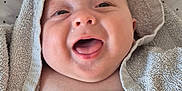 Louis participe au concours pour gagner de l'argent avec cette photo : baby, towel, smiling, happy, infant, face, skin, blanket, cute, child, portrait, lying_down, closeup, bed, comfort, expression, mouth_open, eyes, pink_skin, soft