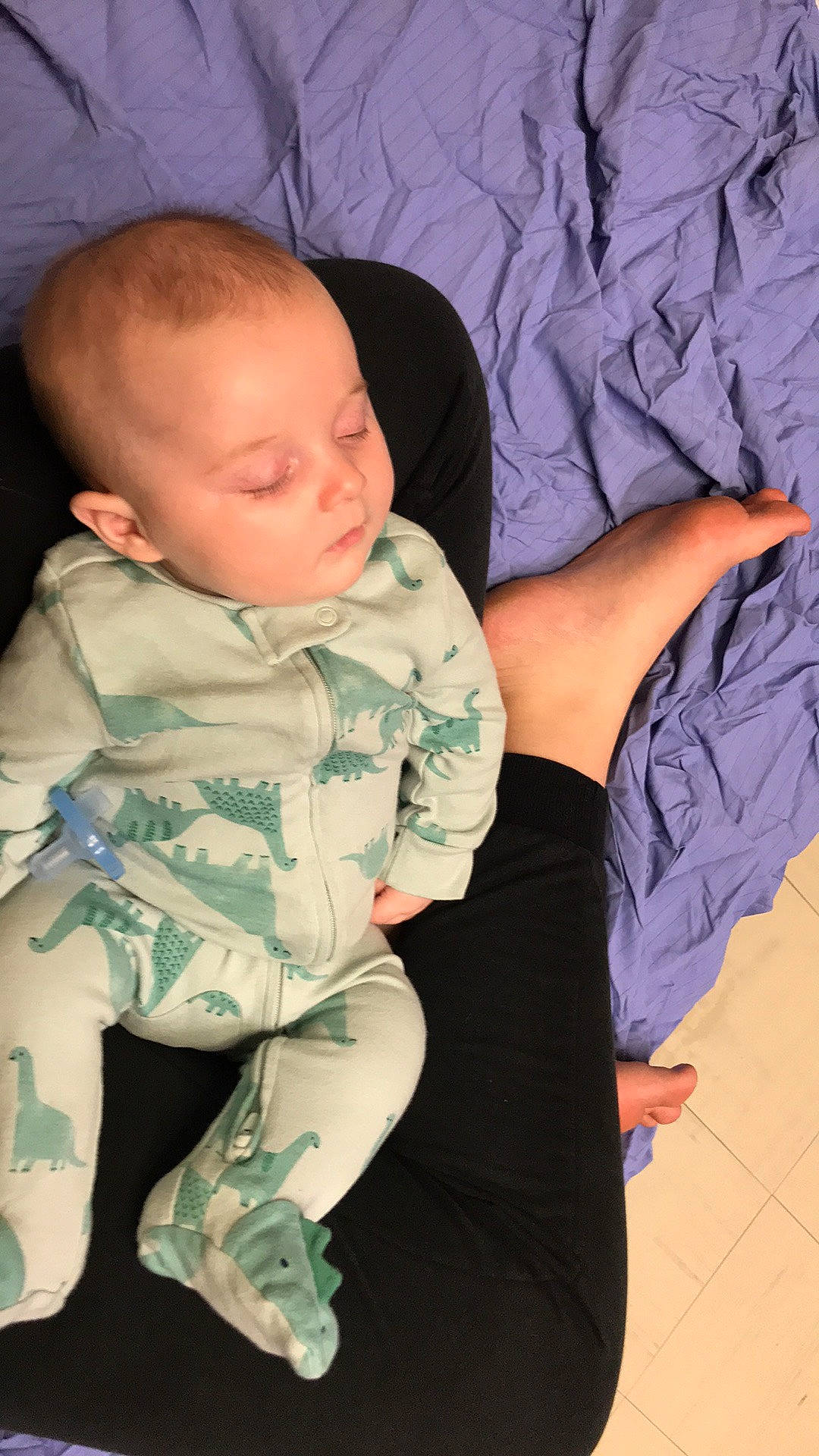Mylan participe au concours pour gagner de l'argent avec cette photo : arm, baby, baby_toddler_clothing, cheek, comfort, cool, finger, gesture, hand, human_body, iris, joint, lap, mouth, neck, nose, person, skin, sleeve, textile