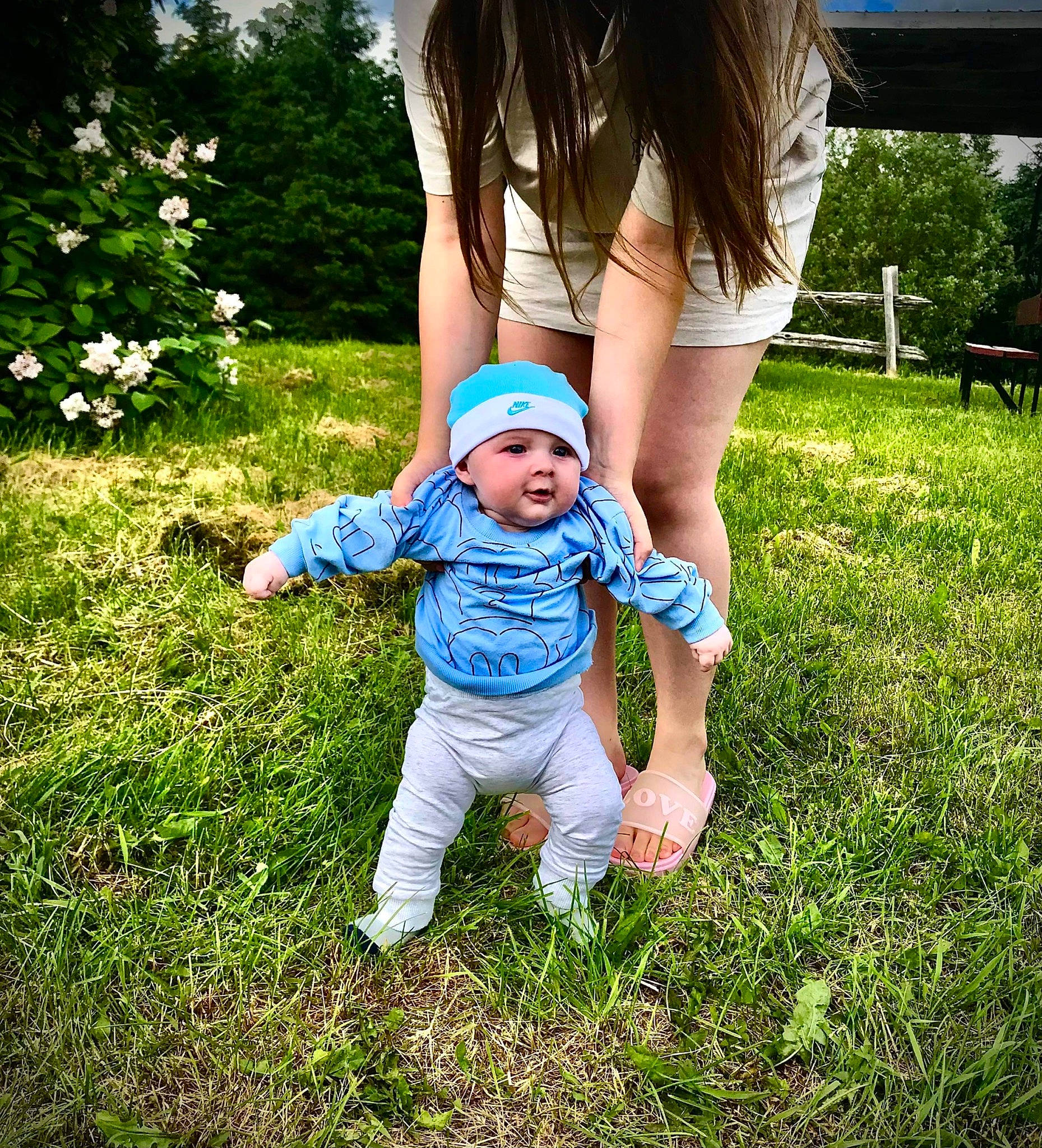 Mylan participe au concours pour gagner de l'argent avec cette photo : baby, baby_toddler_clothing, fun, gesture, grass, grass_family, grassland, hand, happy, hat, headwear, lawn, leisure, meadow, people_in_nature, person, plant, recreation, sun_hat, sunlight