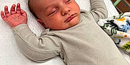 Sahil a rejoint le concours — aidez-le/la à gagner de superbes lots ! baby, sleeping, infant, onesie, blanket, crib, soft, peaceful, child, bed, rest, relaxation, indoors, cute, newborn, pale_skin, closed_eyes, hands, head, comfort