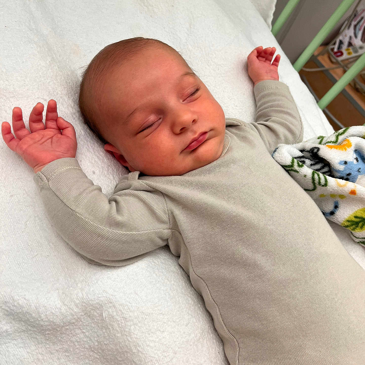 Sahil a rejoint le concours — aidez-le/la à gagner de superbes lots ! baby, bed, blanket, child, closed_eyes, comfort, crib, cute, hands, head, indoors, infant, newborn, onesie, pale_skin, peaceful, relaxation, rest, sleeping, soft