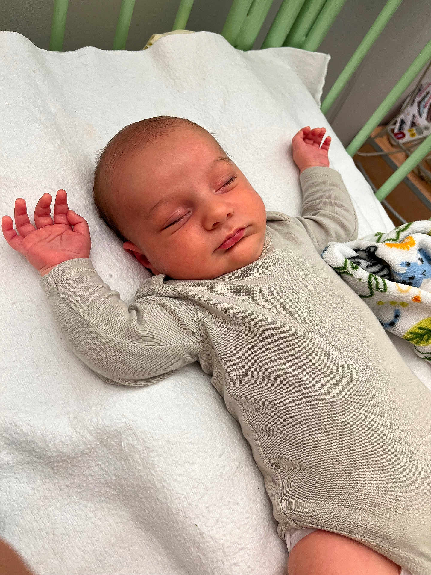 Sahil a rejoint le concours — aidez-le/la à gagner de superbes lots ! baby, sleeping, infant, onesie, blanket, crib, soft, peaceful, child, bed, rest, relaxation, indoors, cute, newborn, pale_skin, closed_eyes, hands, head, comfort