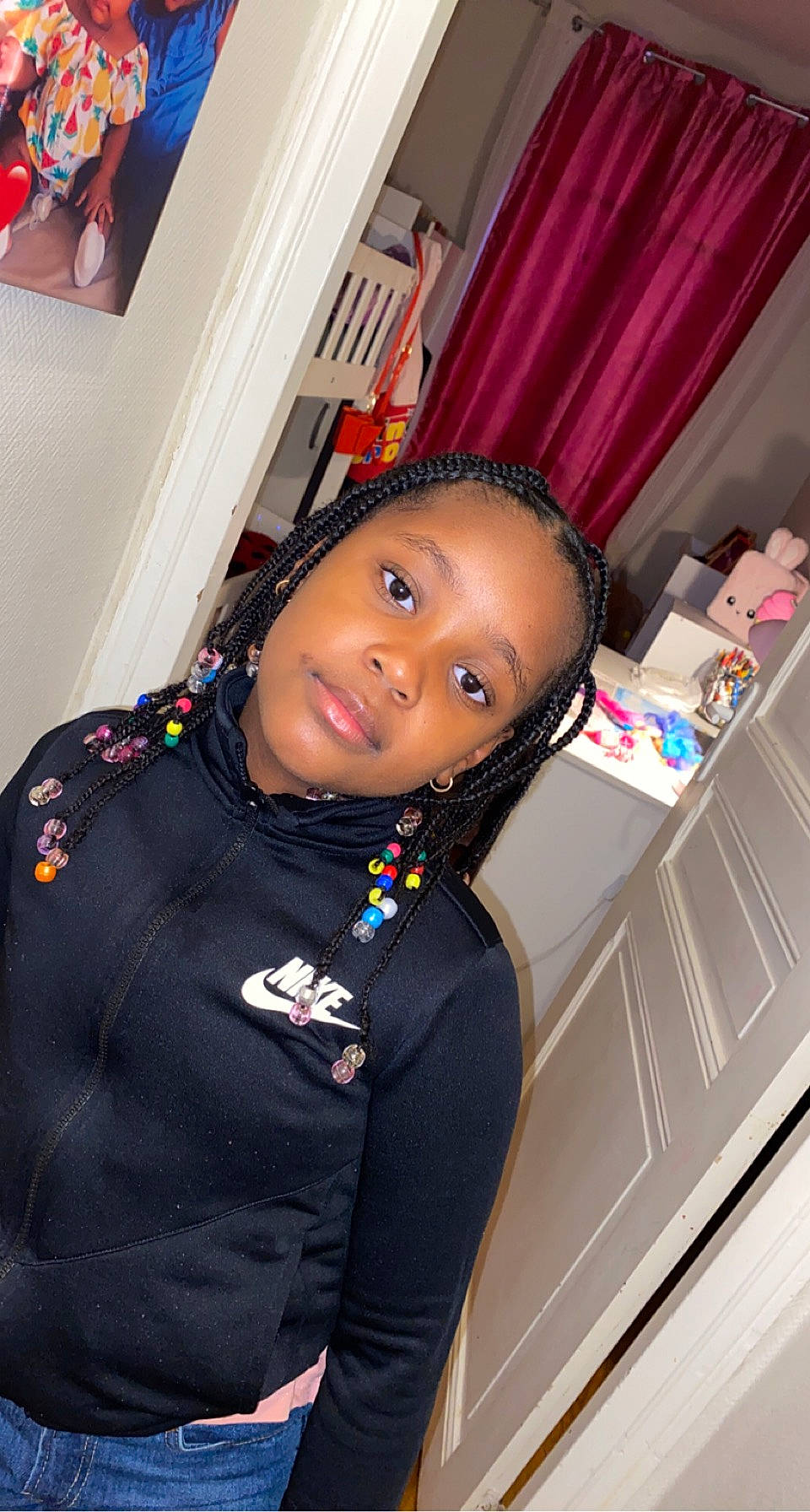 Imaya a rejoint le concours — aidez-le/la à gagner de superbes lots ! black_hair, cabinetry, chair, child, curtain, drawer, electric_blue, event, eye, fashion_accessory, formal_wear, fun, kitchen_appliance, magenta, person, picture_frame, room, sleeve