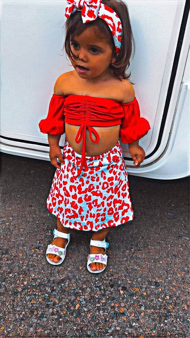 Sydney a rejoint le concours — aidez-le/la à gagner de superbes lots ! baby_toddler_clothing, child, day_dress, dress, electric_blue, fashion_design, happy, human_leg, leg, magenta, one_piece_garment, orange, pattern, person, pink, red, sleeve, toddler, trunk, waist