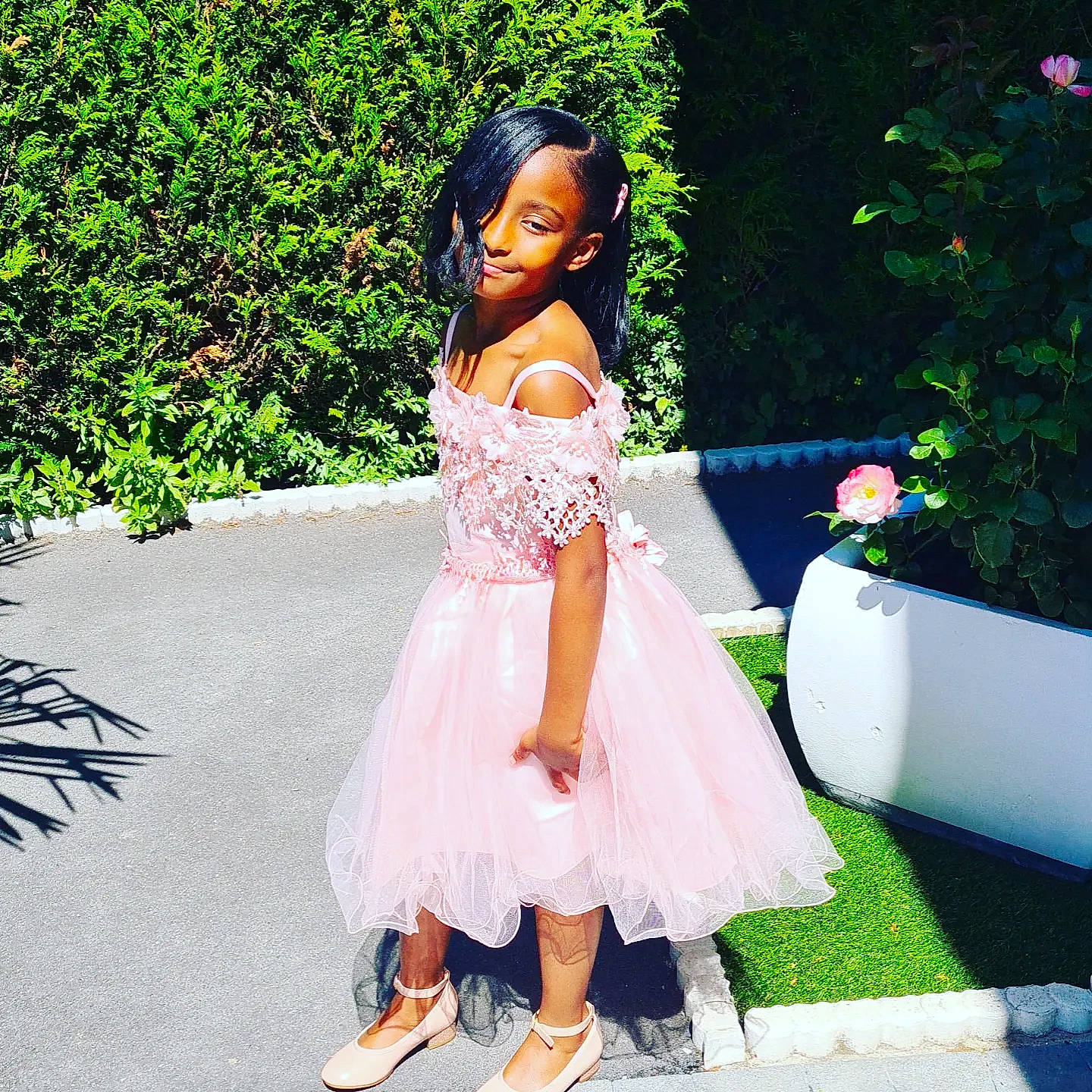 Thalya a rejoint le concours — aidez-le/la à gagner de superbes lots ! bridal_party_dress, day_dress, doll, dress, event, fawn, formal_wear, grass, happy, human_body, long_hair, one_piece_garment, people_in_nature, person, petal, plant, sandal, shoe, toy, waist