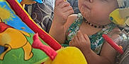 Lylou participe au concours pour gagner de l'argent avec cette photo : baby, child, hat, sunhat, necklace, biscuit, toy, plush_toy, colorful, seat, car_seat, outdoor, daylight, face, hand, clothing, summer, expression, person, closeup