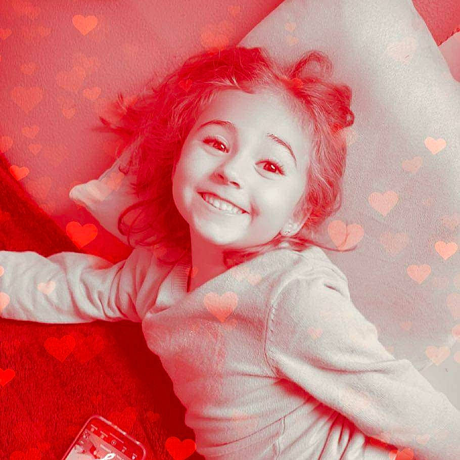 Brebion Cassandra participe au concours pour gagner de l'argent avec cette photo : art, child, eye, eyebrow, flash_photography, fun, happy, iris, joy, laugh, lip, magenta, pattern, peach, person, pink, portrait, portrait_photography, sleeve, smile