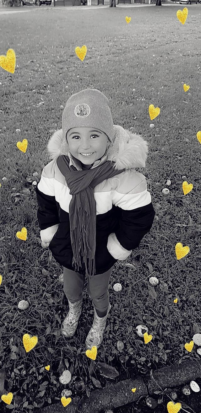 Brebion Cassandra participe au concours pour gagner de l'argent avec cette photo : asphalt, black, black_and_white, fun, gesture, grass, happy, headwear, joy, leaf, people_in_nature, person, photograph, plant, road_surface, smile, standing, style, tints_and_shades, toddler