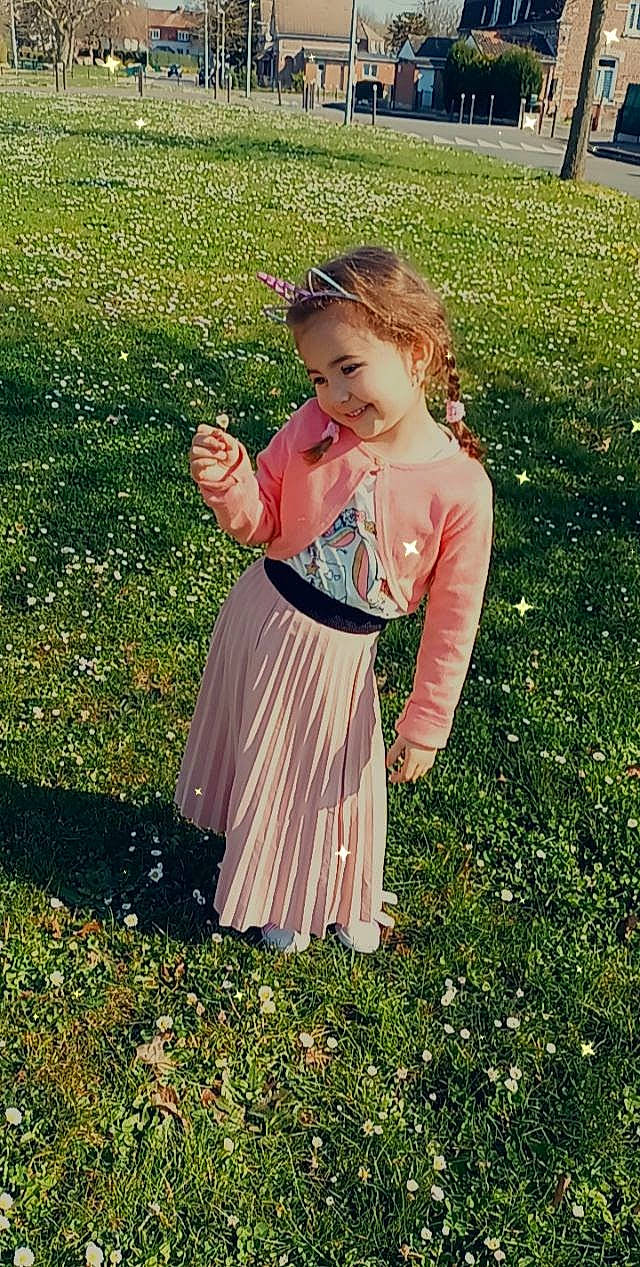 Brebion Cassandra a rejoint le concours — aidez-le/la à gagner de superbes lots ! blond, day_dress, dress, formal_wear, fun, garden, grass, grass_family, grassland, happy, joy, lawn, meadow, pattern, people_in_nature, person, plant, recreation, toddler, tree