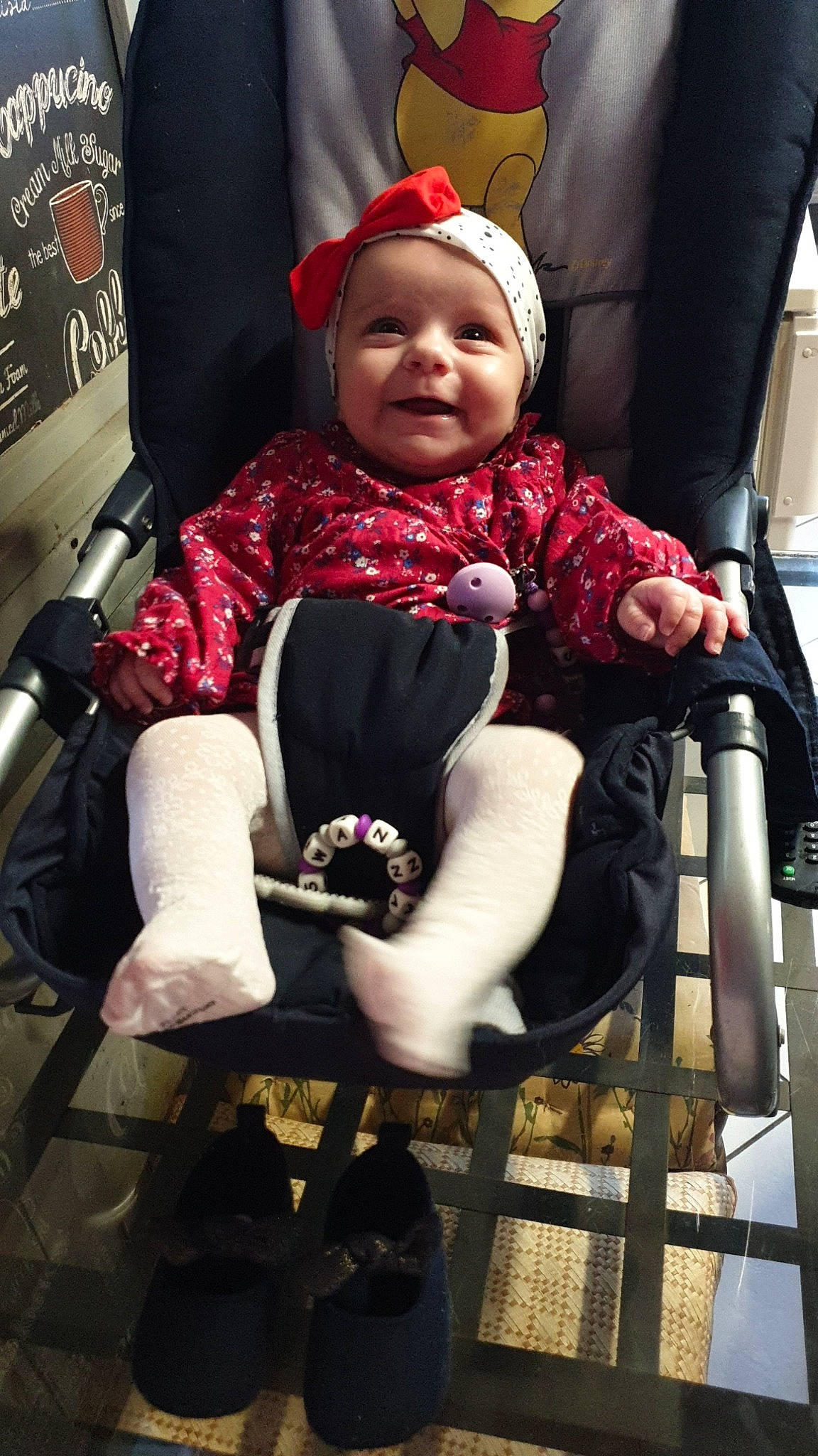 Swanna a rejoint le concours — aidez-le/la à gagner de superbes lots ! baby, baby_carriage, baby_products, chair, child, headwear, leg, person, product, sitting, smile, toddler