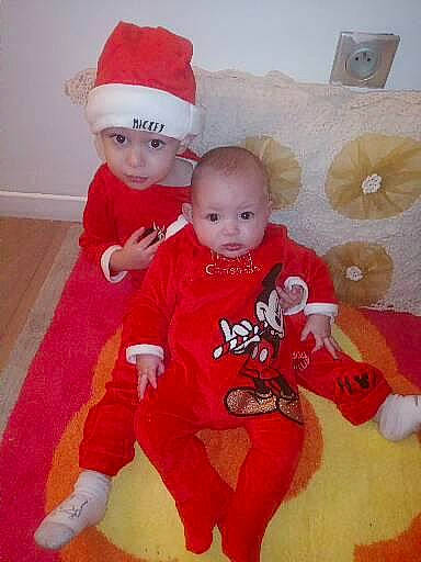 Iyed a rejoint le concours — aidez-le/la à gagner de superbes lots ! baby, baby_toddler_clothing, child, costume_hat, event, floor, flooring, fun, happy, head, headwear, holiday, human_body, lap, person, product, santa_claus, sleeve, smile, t_shirt