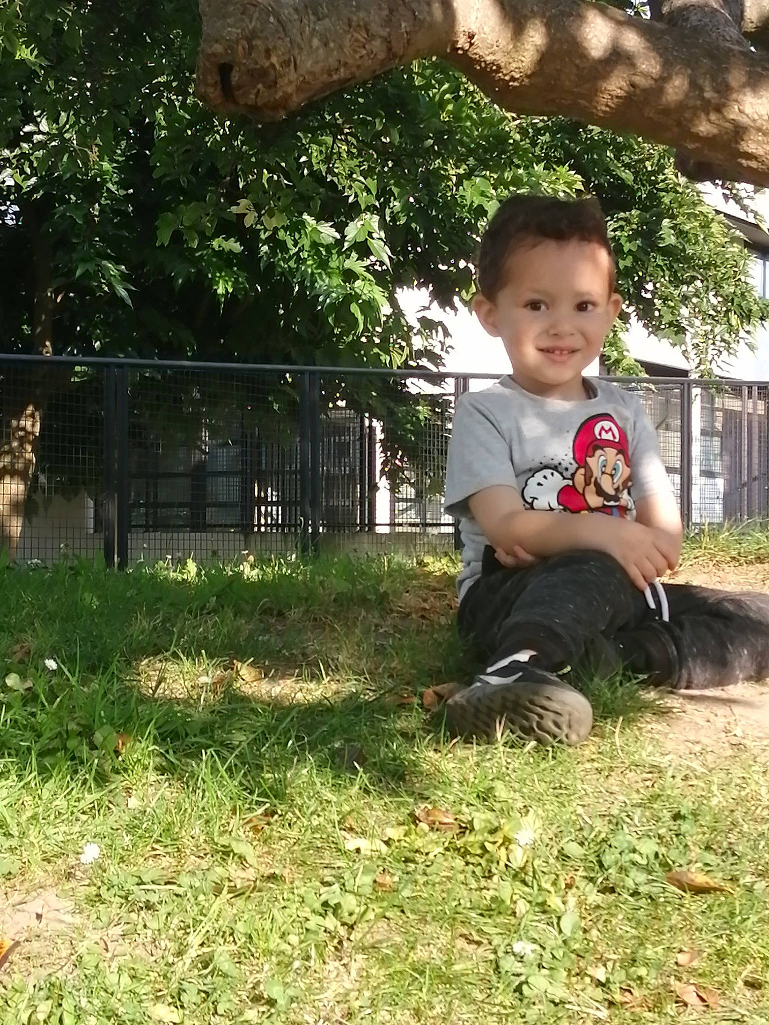 Iyed participe au concours pour gagner de l'argent avec cette photo : baby, fun, garden, grass, groundcover, happy, joy, landscape, lawn, leisure, people_in_nature, person, plant, recreation, shade, sitting, sleeve, smile, soil, tints_and_shades