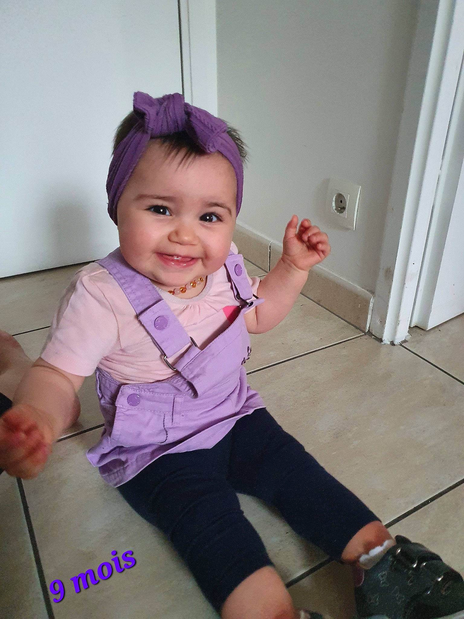 Luna a rejoint le concours — aidez-le/la à gagner de superbes lots ! baby, baby_toddler_clothing, cheek, chin, eye, finger, hair, happy, joint, joy, leg, neck, person, pink, purple, shoulder, skin, sleeve, smile, standing