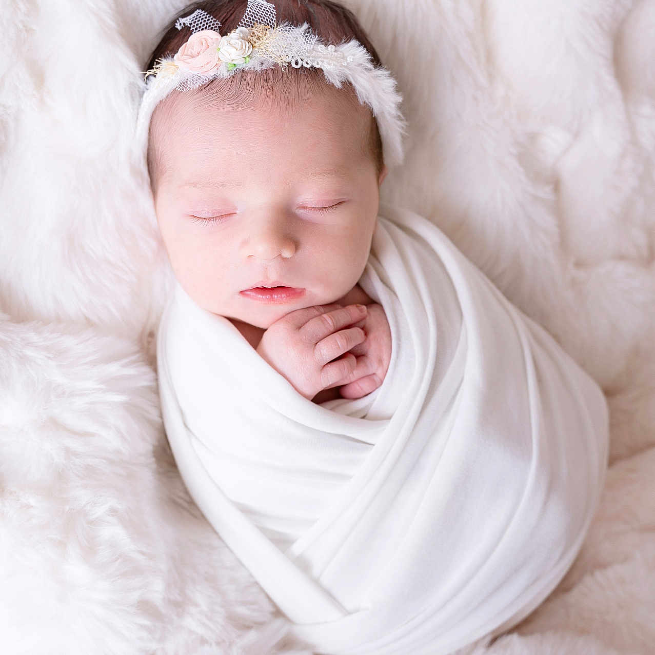 Constance participe au concours pour gagner de l'argent avec cette photo : baby, blanket, child, cozy, cute, flower, fur, hands, headband, infant, newborn, peaceful, portrait, resting, sleeping, soft, swaddled, tender, white, wrapped