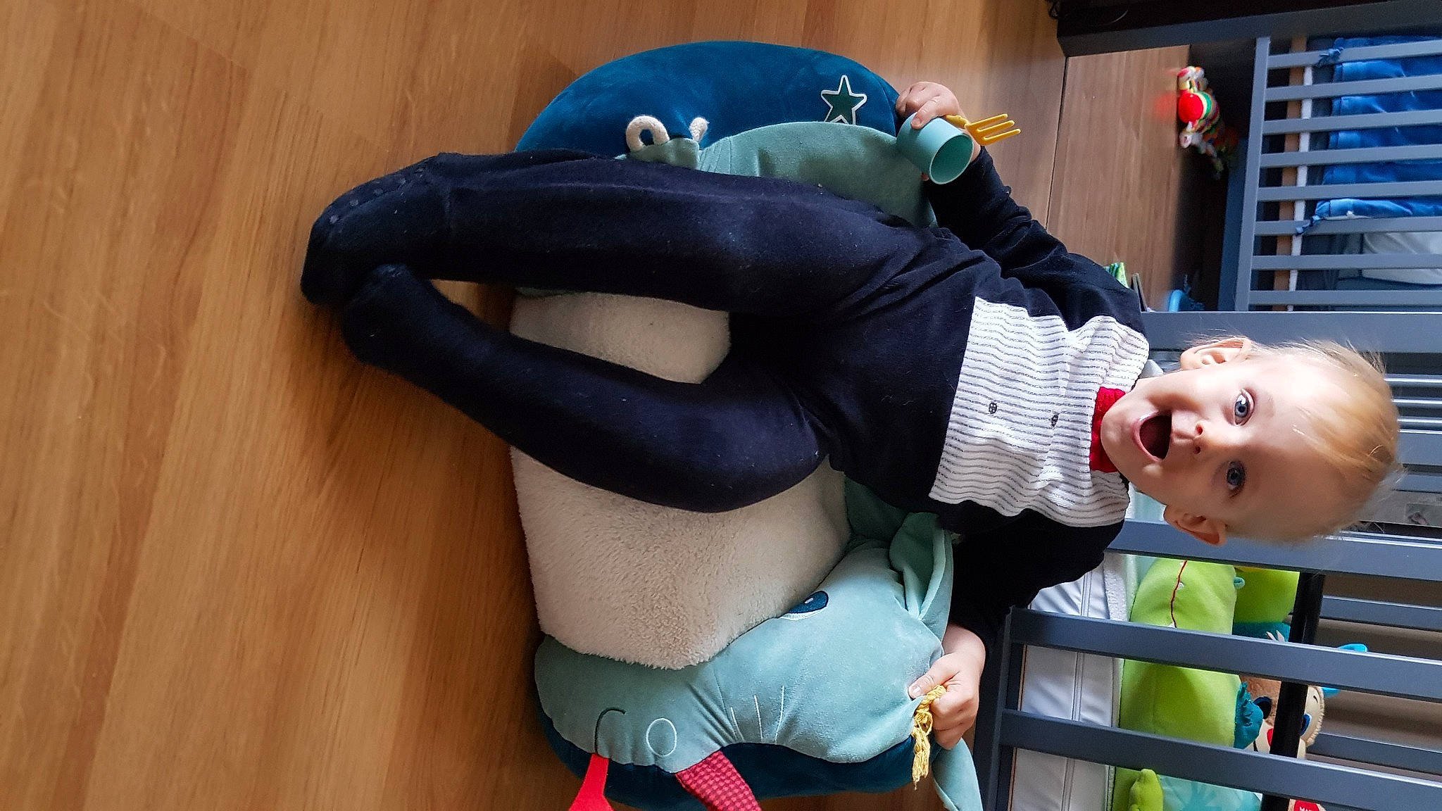 Valentin a rejoint le concours — aidez-le/la à gagner de superbes lots ! abdomen, baby, chest, child, cosplay, costume, elbow, fence, fictional_character, fun, glove, human_leg, knee, leisure, navel, person, personal_protective_equipment, thigh, toddler, trunk