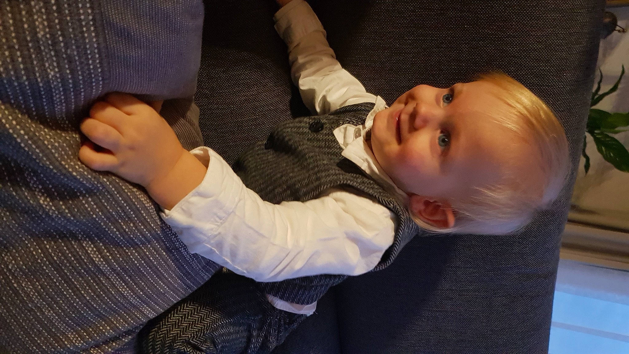 Valentin a rejoint le concours — aidez-le/la à gagner de superbes lots ! arm, baby, baby_toddler_clothing, cheek, clothing, comfort, finger, gesture, grass, hand, happy, human_body, joy, nose, person, sitting, skin, sleeve, smile, thumb