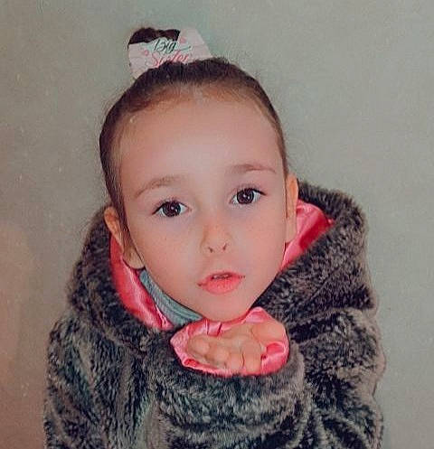 Laïa participe au concours pour gagner de l'argent avec cette photo : baby_toddler_clothing, black_hair, cheek, child, ear, eyelash, hair, iris, jacket, lip, neck, nose, outerwear, person, scarf, shawl, sleeve, stole, toddler, wool