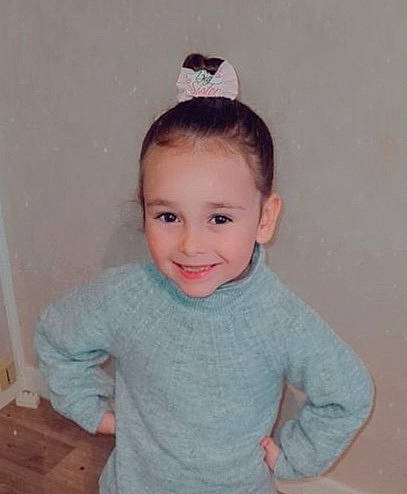 Laïa participe au concours pour gagner de l'argent avec cette photo : baby_toddler_clothing, cheek, child, chin, ear, eye, eyebrow, eyelash, face, facial_expression, happy, human_body, iris, joy, neck, person, skin, sleeve, smile, t_shirt