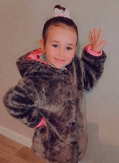 Laïa participe au concours pour gagner de l'argent avec cette photo : ear, face, fur_clothing, gesture, hairstyle, hand, happy, head, headgear, human_body, jacket, joy, neck, nose, outerwear, person, skin, sleeve, sunglasses, thumb