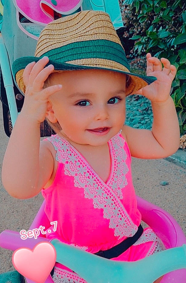 Sanaa a rejoint le concours — aidez-le/la à gagner de superbes lots ! arm, baby, baby_toddler_clothing, cap, clothing, face, fedora, finger, green, happy, hat, headwear, light, person, photograph, pink, red, skin, smile, sun_hat