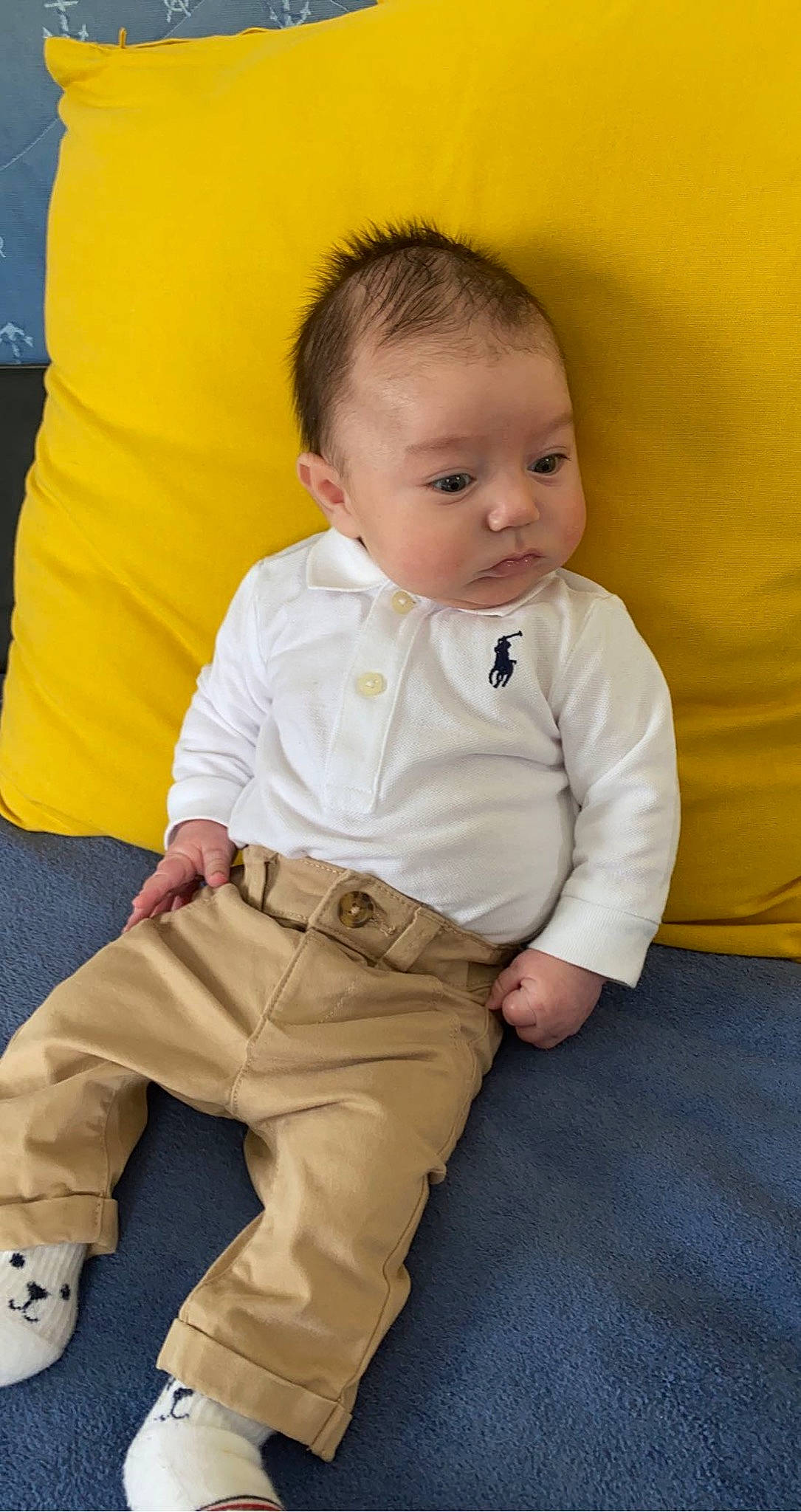 Gabriel a rejoint le concours — aidez-le/la à gagner de superbes lots ! baby_toddler_clothing, cheek, comfort, dress_shirt, eye, finger, floor, flooring, hand, happy, head, human_body, joint, khaki_pants, nose, orange, outerwear, person, shoulder, skin