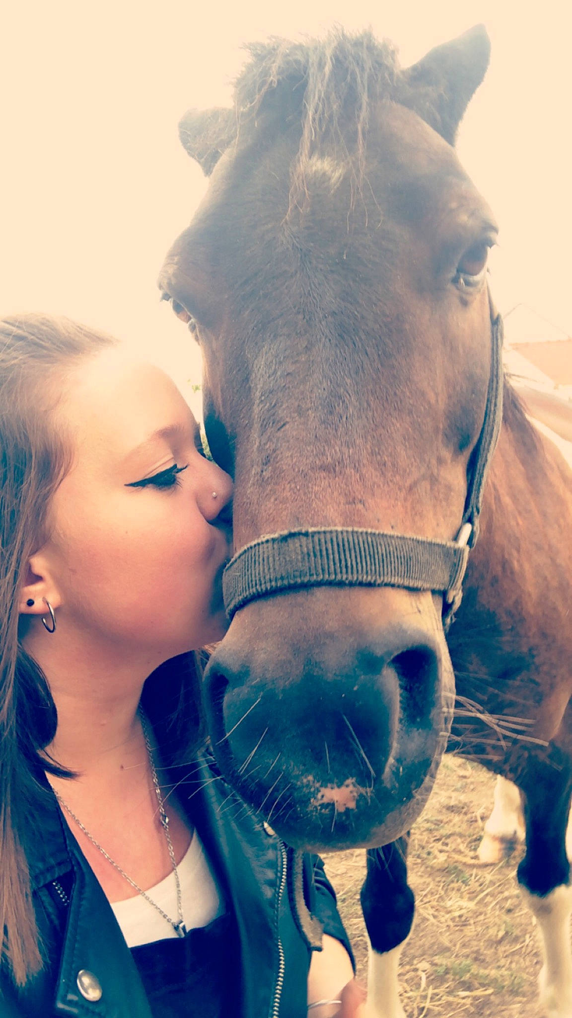 Winnie a rejoint le concours — aidez-le/la à gagner de superbes lots ! emotion, eye, face, fun, girl, hair, head, horse, horse_like_mammal, interaction, mammal, mane, mouth, neck, nose, organ, person, skin, smile, snout