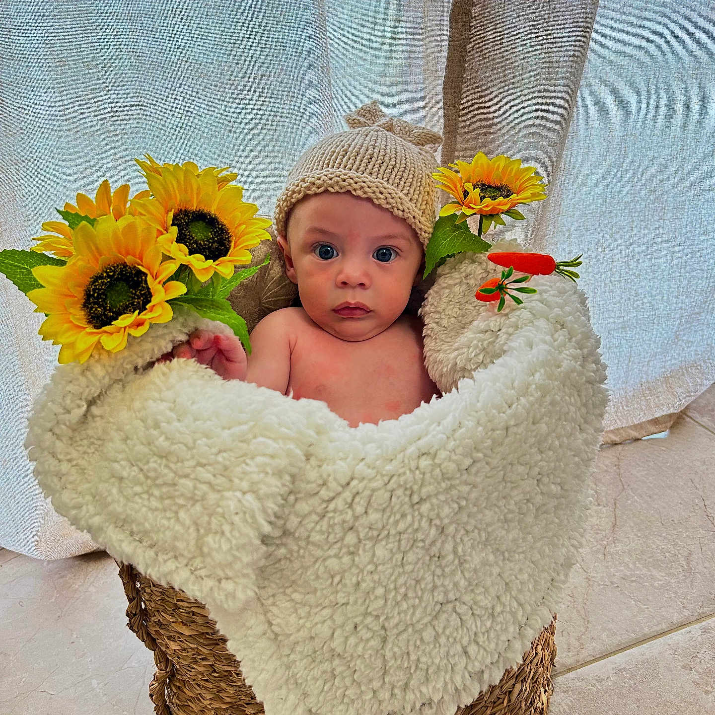Petru participe au concours pour gagner de l'argent avec cette photo : baby, basket, blanket, carrot, child, cozy, curtain, cute, decoration, floor, flower, hat, indoors, portrait, sitting, soft, sunflower, tile, warm, woven