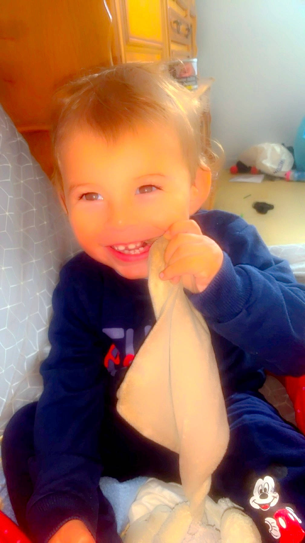 Liam a rejoint le concours — aidez-le/la à gagner de superbes lots ! baby_toddler_clothing, blond, child, comfort, electric_blue, finger, flooring, fun, gesture, happy, human_leg, joy, lap, leg, person, sitting, sleeve, smile, t_shirt, thigh