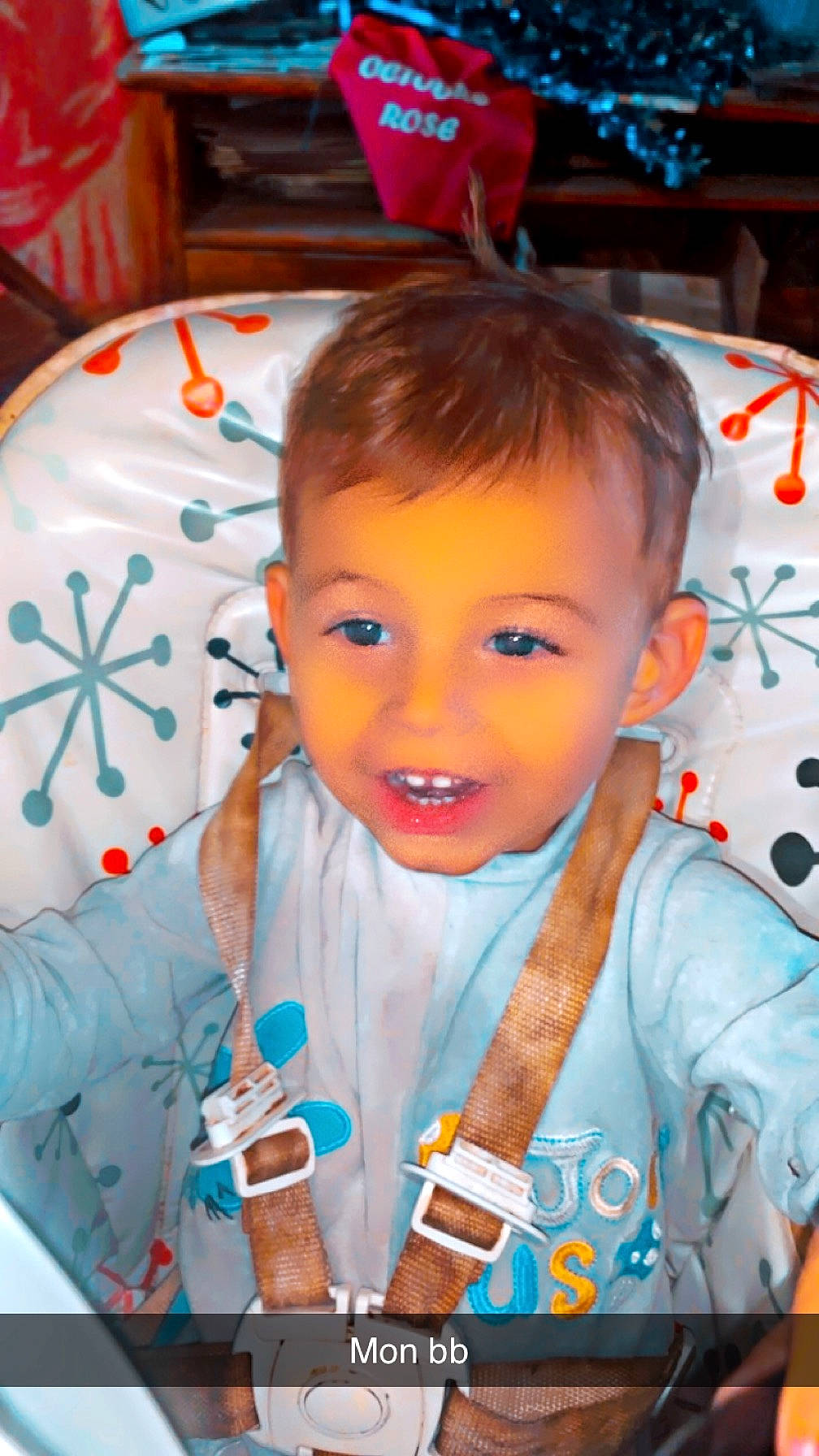 Liam a rejoint le concours — aidez-le/la à gagner de superbes lots ! chair, child, electric_blue, event, fun, happy, holiday, iris, joy, person, sitting, smile, t_shirt, toddler