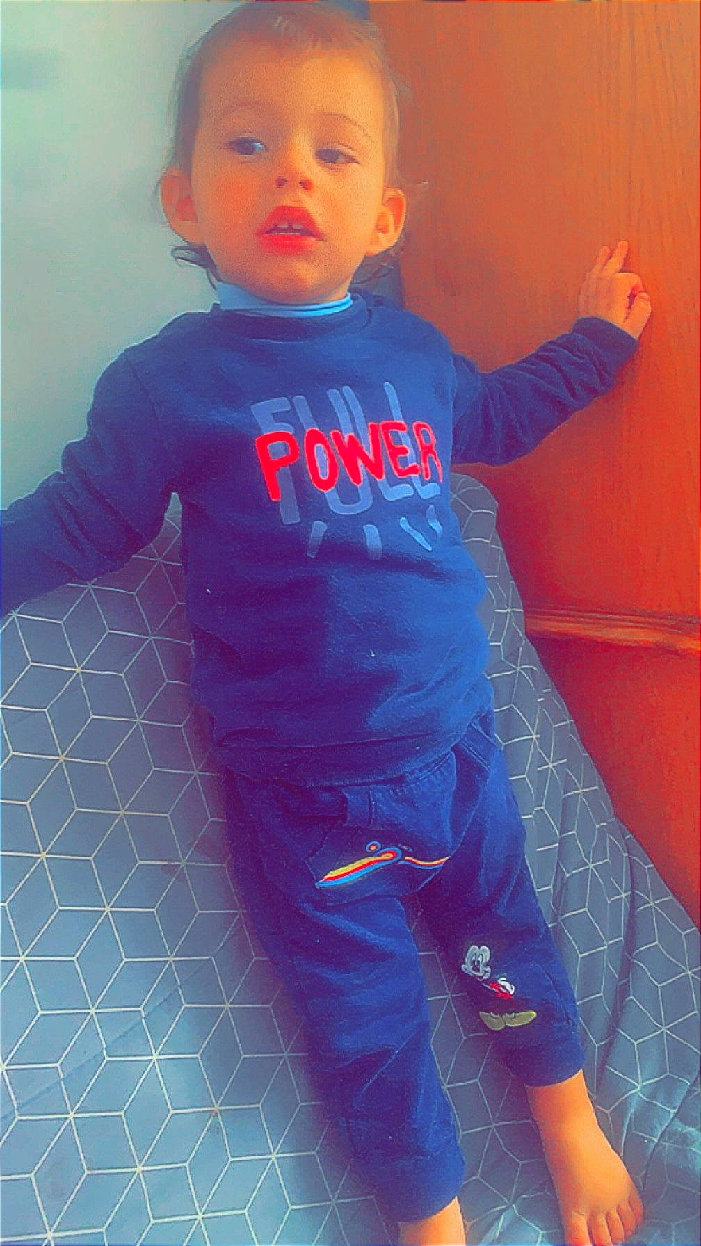 Liam participe au concours pour gagner de l'argent avec cette photo : baby, baby_toddler_clothing, child, electric_blue, flooring, fun, gesture, happy, jersey, long_sleeved_t_shirt, orange, pattern, person, sleeve, sportswear, standing, t_shirt, thigh, thumb, toddler