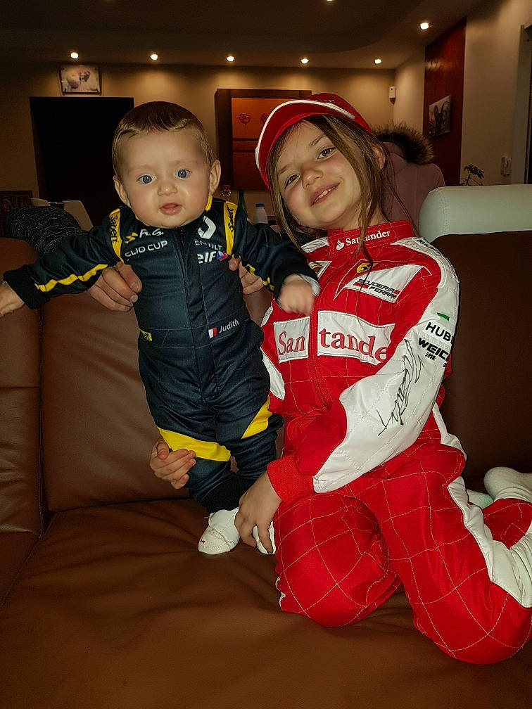 Judith participe au concours pour gagner de l'argent avec cette photo : carmine, comfort, costume, couch, event, face, flooring, fun, head, headwear, human_leg, joy, lap, person, personal_protective_equipment, room, skin, smile, sock, sports_uniform