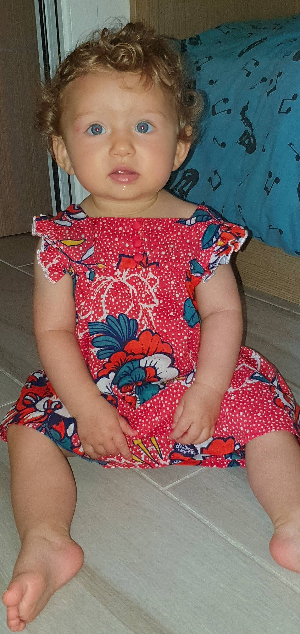 Judith participe au concours pour gagner de l'argent avec cette photo : baby_toddler_clothing, blue, cheek, dress, eye, face, head, iris, joint, lip, neck, organ, person, plant, shoulder, skin, sleeve, standing, textile, white