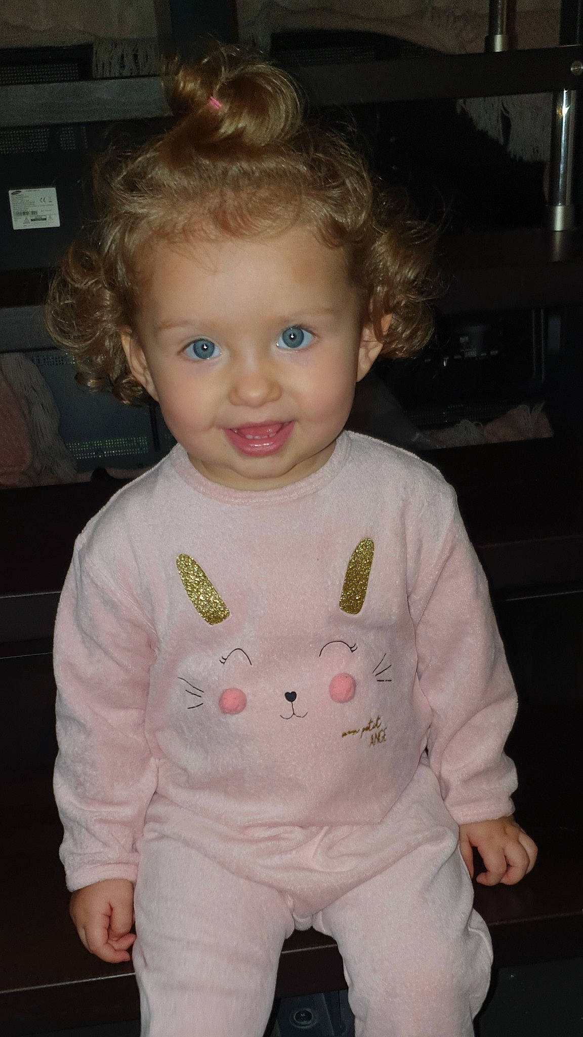 Judith a rejoint le concours — aidez-le/la à gagner de superbes lots ! arm, baby, baby_toddler_clothing, cheek, child, eyelash, flooring, hair, happy, head, nose, pattern, person, ringlet, sitting, skin, sleeve, smile, standing, t_shirt