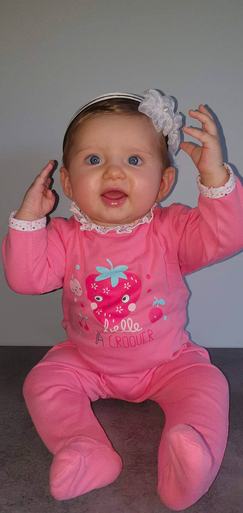 Judith participe au concours pour gagner de l'argent avec cette photo : arm, baby, baby_toddler_clothing, cheek, chin, eye, face, facial_expression, hand, head, human_body, lip, mouth, neck, nose, organ, person, product, skin, sleeve