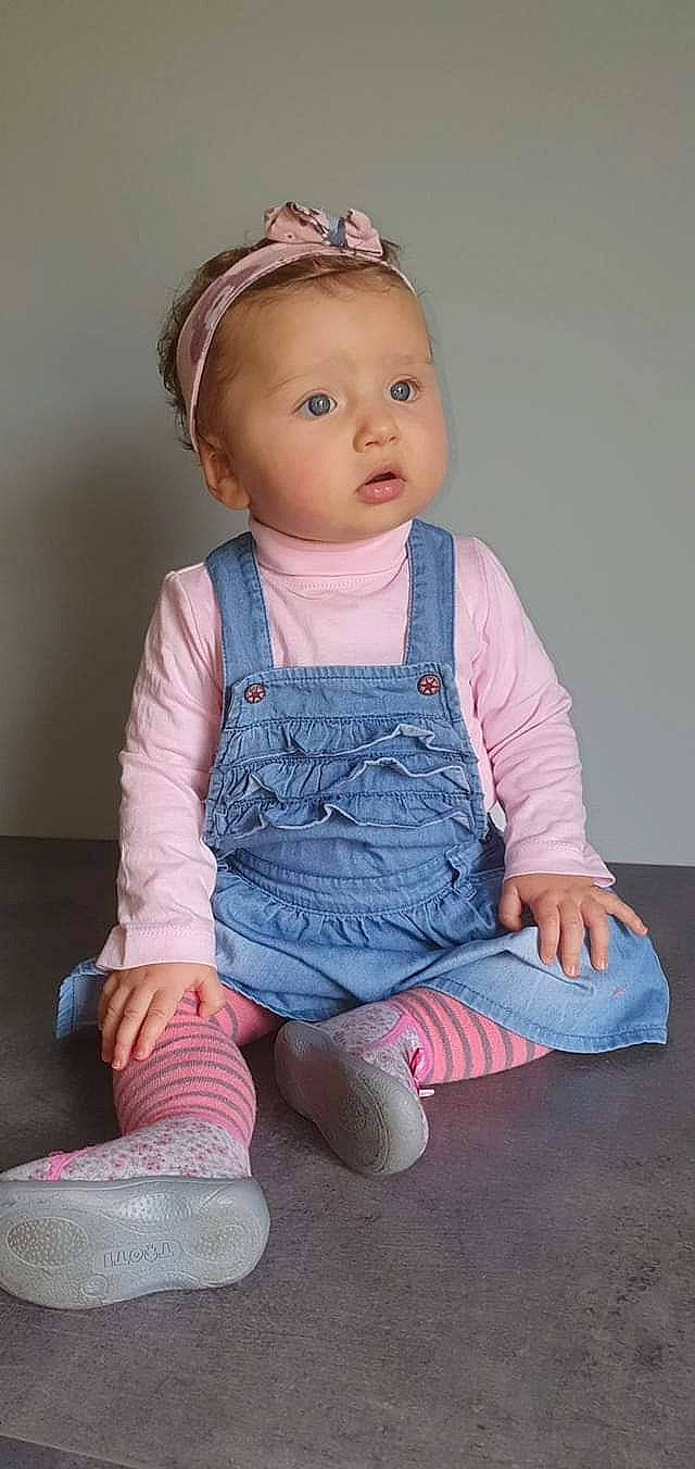 Judith participe au concours pour gagner de l'argent avec cette photo : baby, baby_toddler_clothing, beauty, cheek, child, dress, eye, eyelash, face, hair, head, human_body, iris, lip, organ, person, pink, purple, skin, sleeve