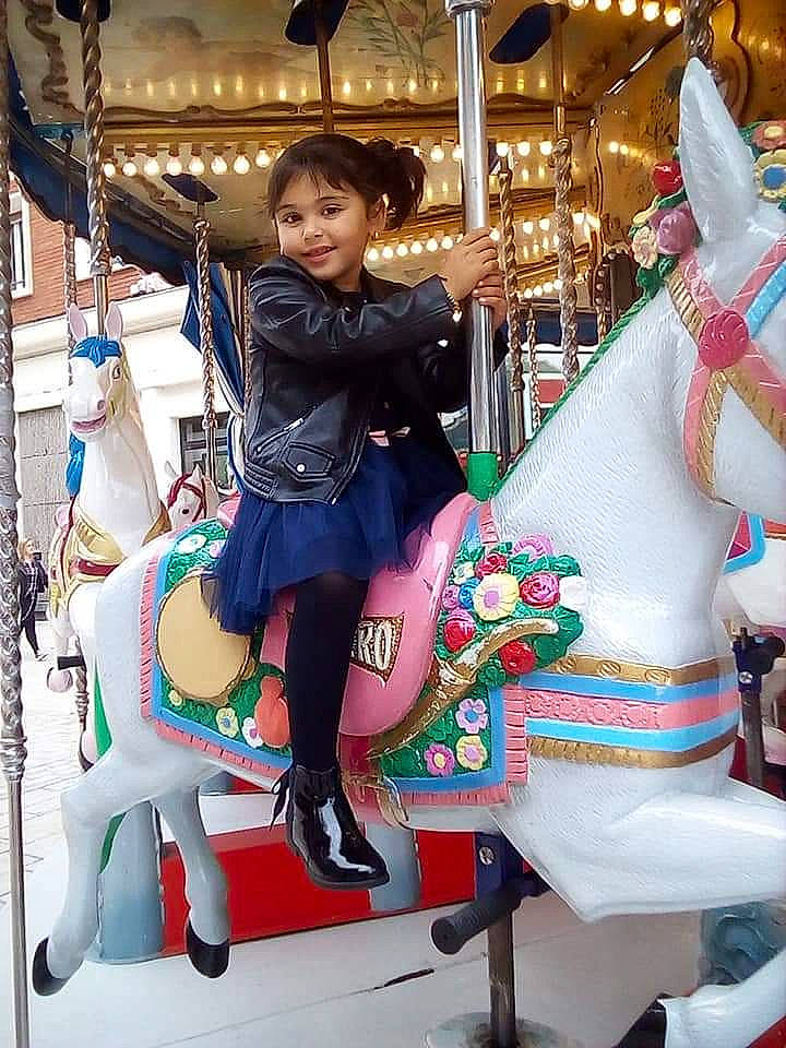 Narjess participe au concours pour gagner de l'argent avec cette photo : amusement_park, amusement_ride, carousel, fun, girl, joy, park, person, product, recreation