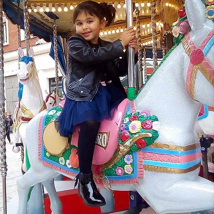 Narjess participe au concours pour gagner de l'argent avec cette photo : amusement_park, amusement_ride, carousel, fun, girl, joy, park, person, product, recreation