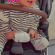 Line Anais a rejoint le concours — aidez-le/la à gagner de superbes lots ! baby, infant, child, stroller, striped_onesie, striped_clothing, smiling, blue_eyes, white_shoe, holding_shoe, socks, grip_bar, seat, hand, pink_hearts, carseat, cute, portrait, floor_tiles, soft_filter