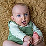 Meïr participe au concours pour gagner de l'argent avec cette photo : adorable, baby, blue_eyes, chubby_legs, close_up, cute, expression, feet, fuzzy_rug, green_overall, hands, indoors, infant, knitted_clothing, laying_down, natural_light, portrait, skin, smile, toes