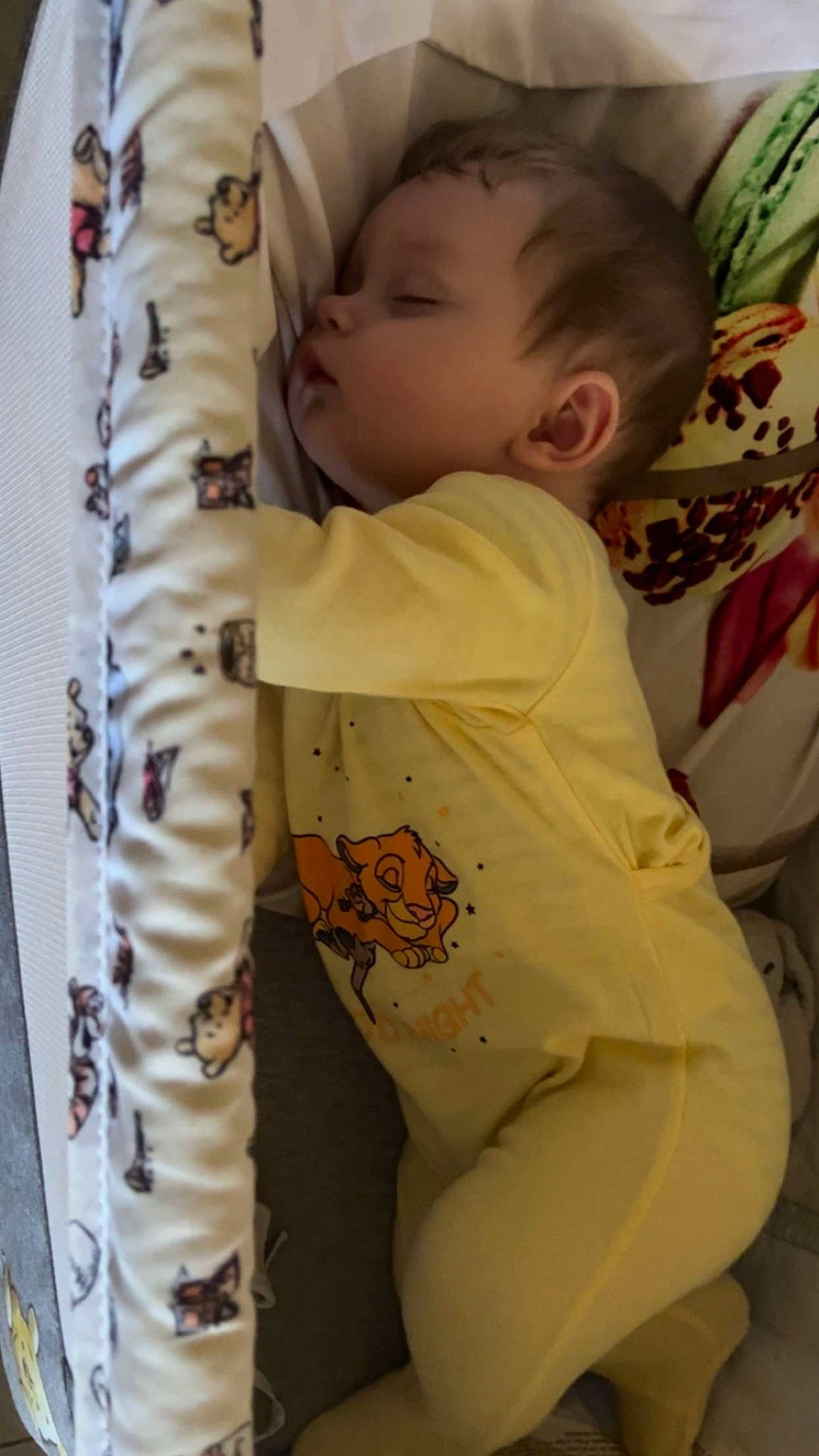 Kélyan participe au concours pour gagner de l'argent avec cette photo : baby, baby_safety, baby_sleeping, baby_toddler_clothing, bedding, child, comfort, linens, pattern, person, room, sleeve, thumb, toddler