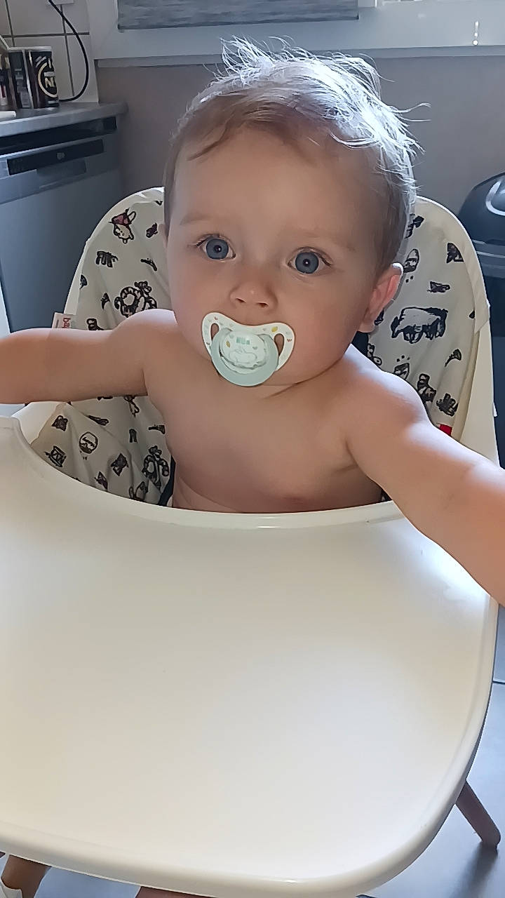 Kélyan a rejoint le concours — aidez-le/la à gagner de superbes lots ! baby, baby_toddler_clothing, bathing, cheek, child, circle, dishware, drinkware, eyelash, face, happy, kitchen_appliance, lip, neck, person, plate, serveware, sitting, table, tableware