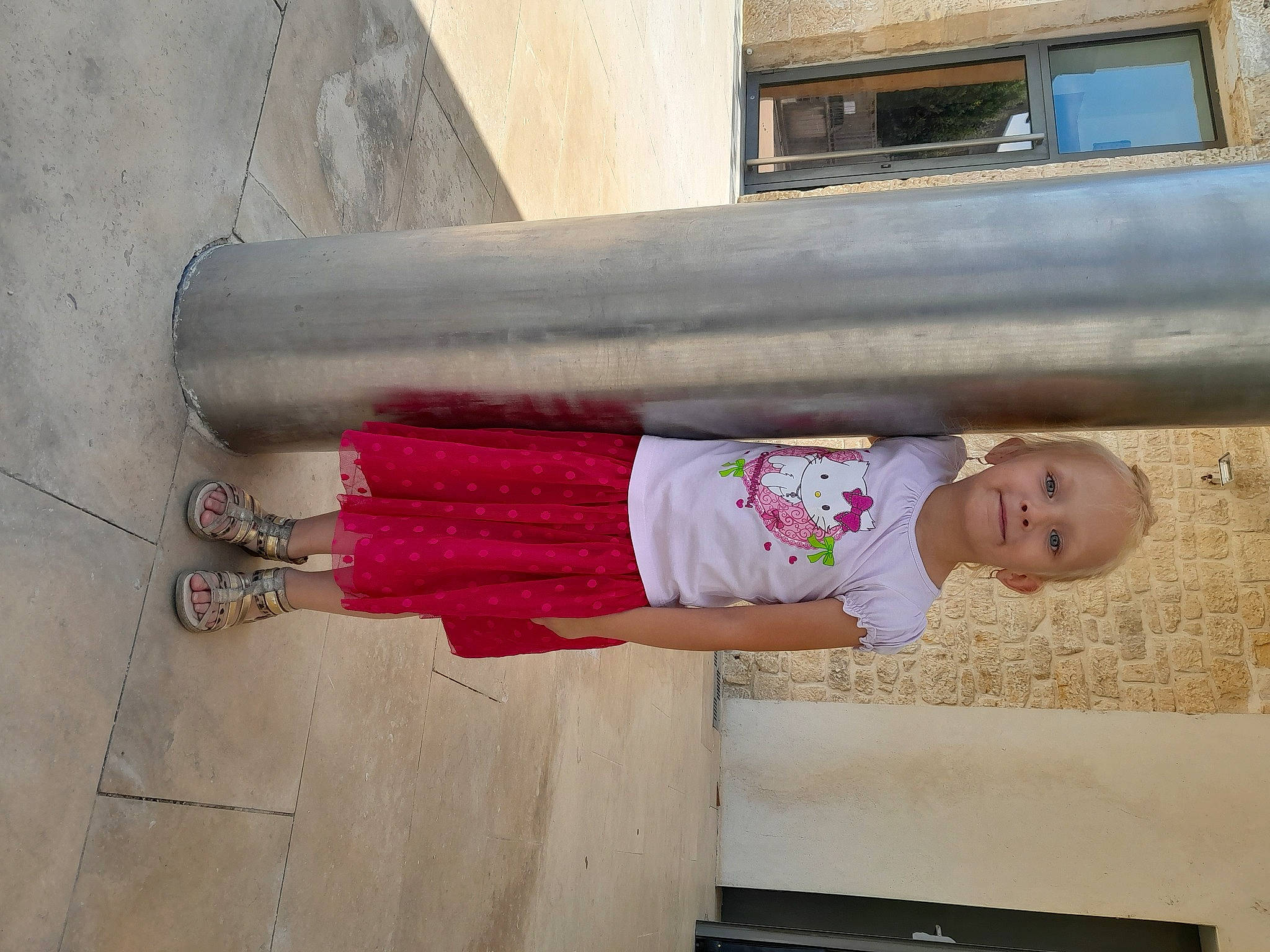 Emmy a rejoint le concours — aidez-le/la à gagner de superbes lots ! baby_toddler_clothing, child, concrete, door, dress, fun, house, human_leg, joy, leisure, magenta, pattern, person, pink, sleeve, t_shirt, thigh, toddler, tree, waist